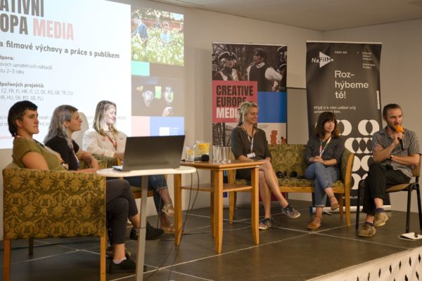 Zahraniční hosté na příkladech z praxe ukazovali jejich metody filmové výuky pro mladé a dospívající. Seminář a následnou debatu moderoval Martin Černý z Národního filmového archivu. Zleva Jana Nestlerová a Maja Pilatiová z Německa, Karolína Fránková z České republiky, Ana Cerarová ze Slovinka , Florence Guillaumeová z Francie a Martin Černý z Národního filmovhé archivu