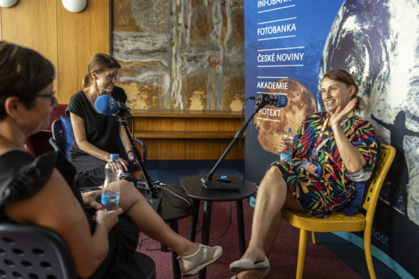 Ředitelka LFŠ Radana Korená při natáčení posledního z cyklu podcastů ČTK v rámci 49. Letní filmové školy v Uherském Hradišti.