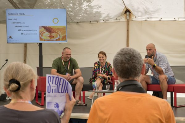 Projekce dokumentu Všechno dobře dopadne a následná debata o včelařství v rámci 49. letní filmové školy v Uherském Hradišti. Moderovala ředitelka festivalu Radana Korená. Pozvání přijali režisér dokumentu Miroslav Janek, ředitel firmy Forsage Eco a včelař David Hrubý.