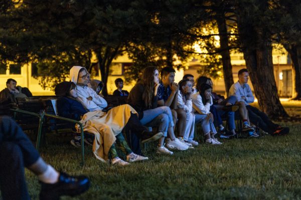Atmosféra noční projekce v letním kině ve Smetanových sadech na 49. Letní filmové škole v Uherském Hradišti.
